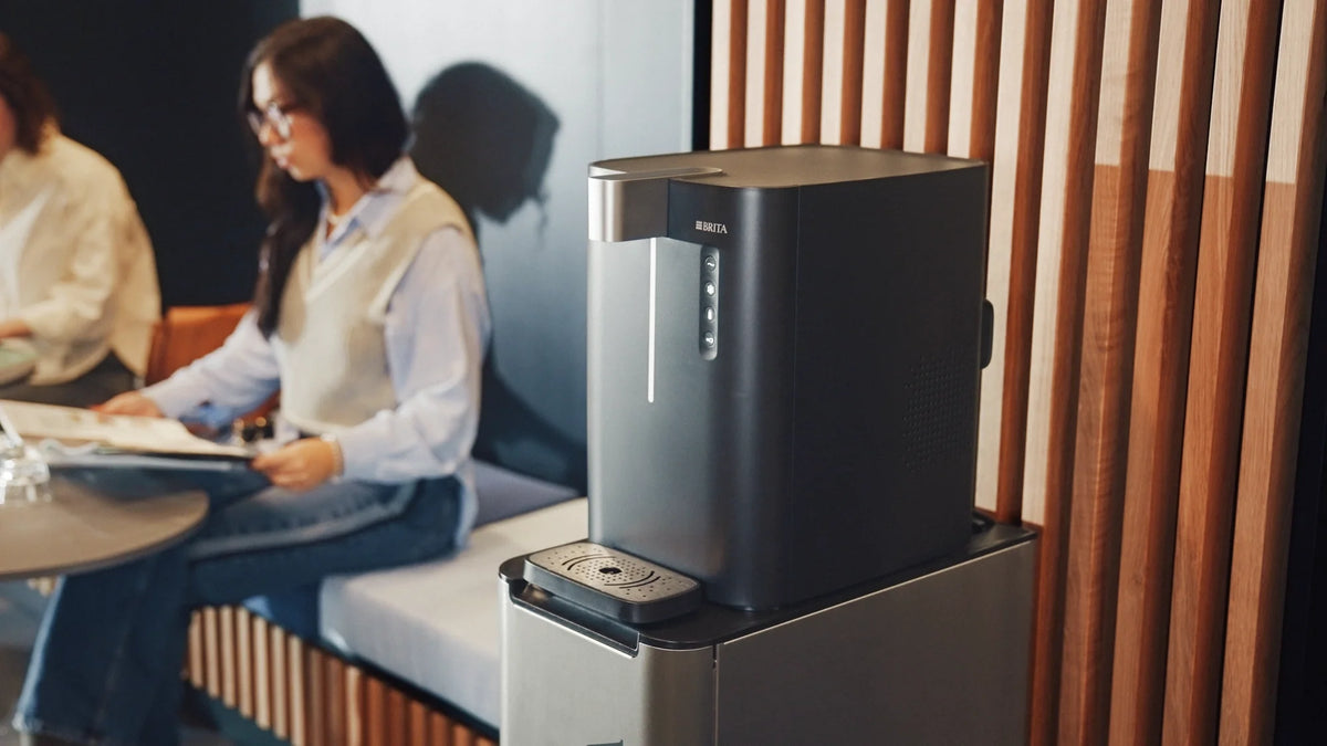 Wat is er nodig om een waterdispenser in mijn werkruimte te installeren?